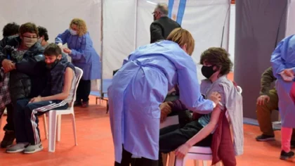 Covid: piden vacunar a niños y advierten sobre las secuelas