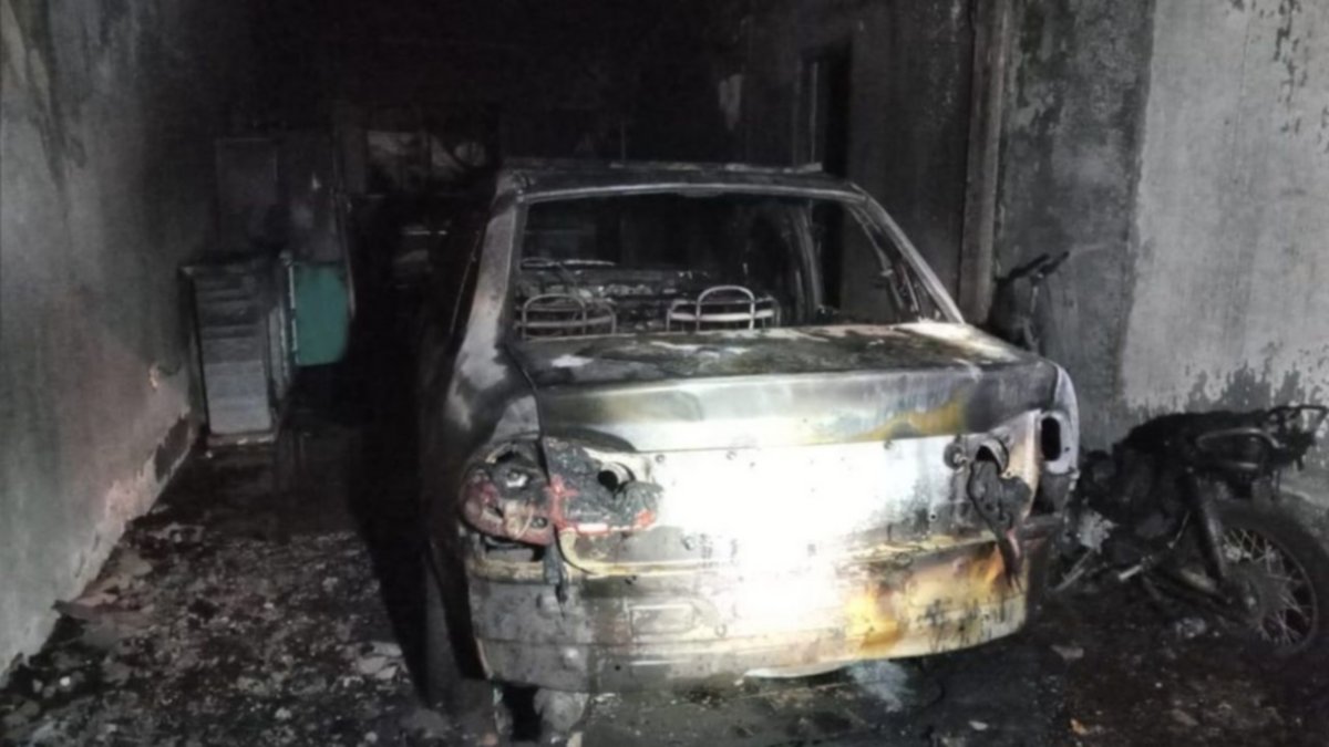 Un auto y una moto se incineraron en un garage