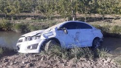 Madrugada violenta: chocaron un poste y cayeron al canal