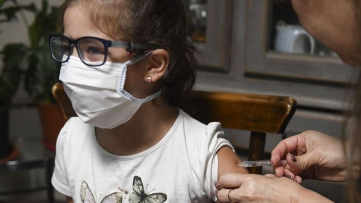 Sigue la polémica, y llegan más dosis Sinopharm para vacunar a niños