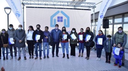 Más lotes con servicios entregaron en la meseta capitalina