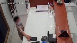 Mamá mandó a robar al hijo al shopping y quedó todo filmado