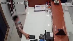 Mamá mandó a robar al hijo al shopping y quedó todo filmado