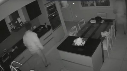 Video: robaban, descalzos y con tobillera electrónica puesta