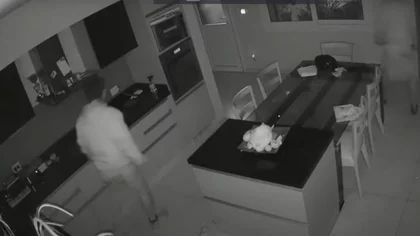 Video: robaban, descalzos y con tobillera electrónica puesta