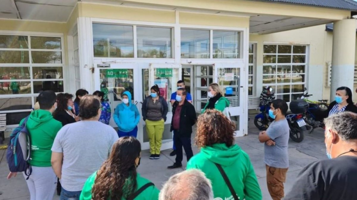 Piden camilleros en el hospital de Cipolletti