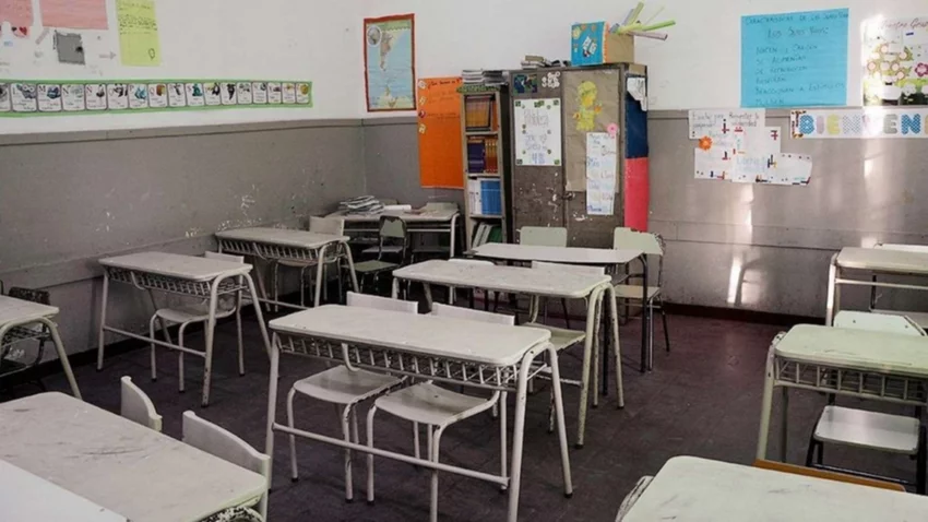 Maestra pidió licencia médica, y se fue de viaje al exterior