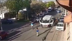 Cayó un hincha de la tribuna a la calle durante un partido