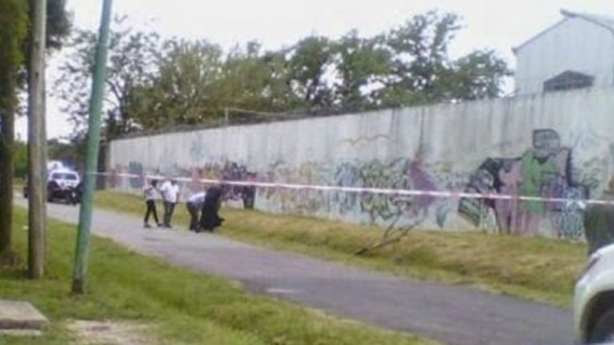 Hallaron asesinada a una joven en una zanja
