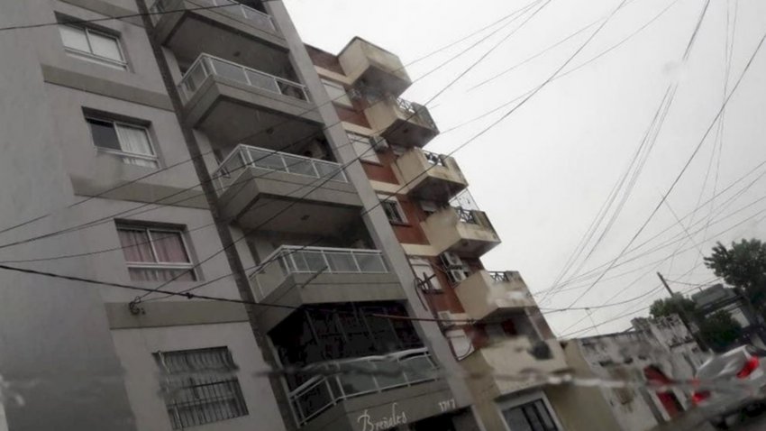 Murió una mujer de 22 años al caer de un cuarto piso
