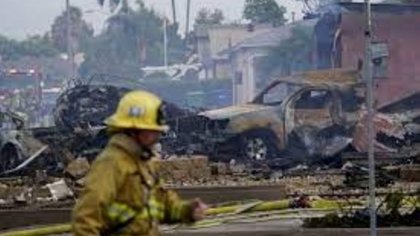 Avión cayó sobre una ciudad: muertos, incendios y miedo