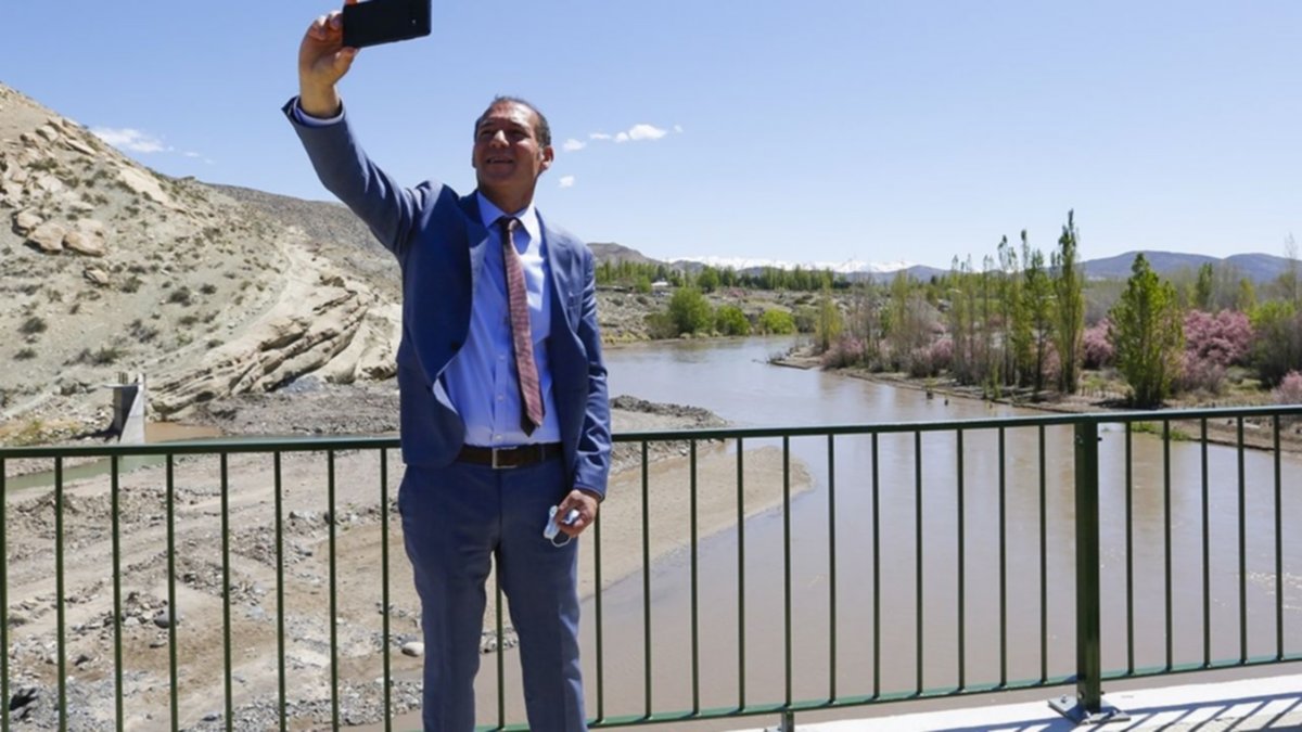 Gutiérrez inauguró el nuevo puente sobre el río Curi Leuvú