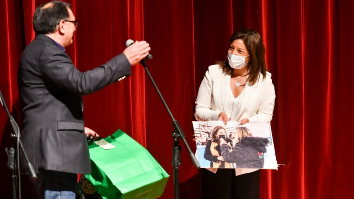 La política de campaña llenó la celebración de una radio