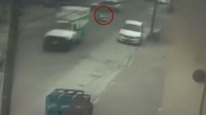 Cerraron mal la ambulancia y se cayó una paciente