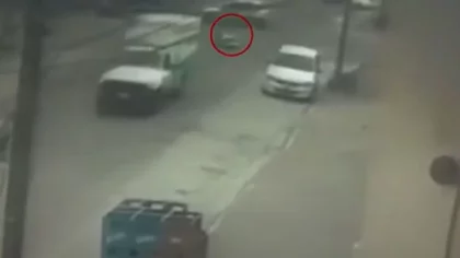 Cerraron mal la ambulancia y se cayó una paciente