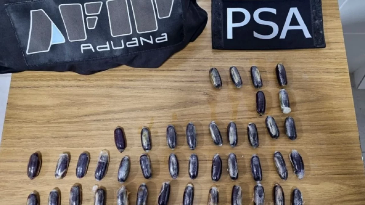 Viajó en avión con 41 cápsulas de cocaína en el estómago