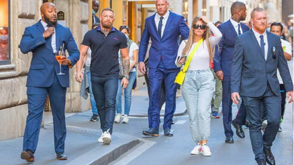 McGregor pasea por Roma con guardias que le sostienen la copa