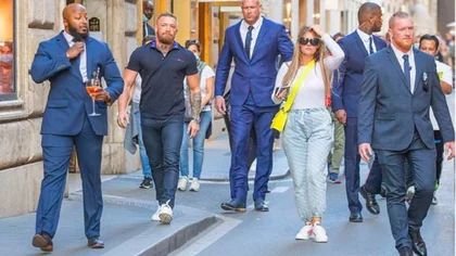 McGregor pasea por Roma con guardias que le sostienen la copa