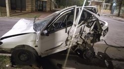 Conducía borracho y sacaba selfies: se estampó contra un auto