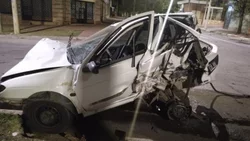 Conducía borracho y sacaba selfies: se estampó contra un auto