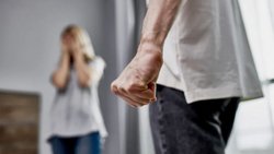 Se jugó todo y amenazó a su esposa para que le de más plata
