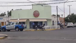 Dueño de una heladería le pegó dos tiros a un ladrón en Cutral Co