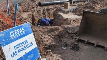 Sin agua en los barrios Limay y Río Grande por rotura de acueducto