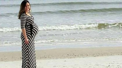 Fotografió a su esposa embarazada y vio algo increíble en el fondo