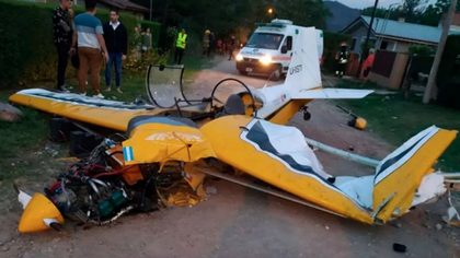 VIDEO: una avioneta cayó e impactó sobre una mamá y su hija
