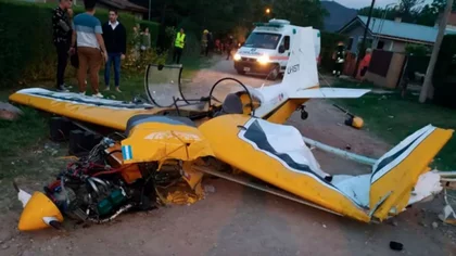 VIDEO: una avioneta cayó e impactó sobre una mamá y su hija