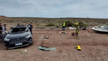 Iban a pescar, se les soltó la lancha y terminaron volcados