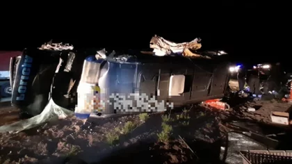 Trágico choque entre una camioneta con 15 policías y un camión