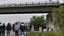 Hallaron un cadáver decapitado y maniatado debajo del puente