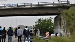 Hallaron un cadáver decapitado y maniatado debajo del puente