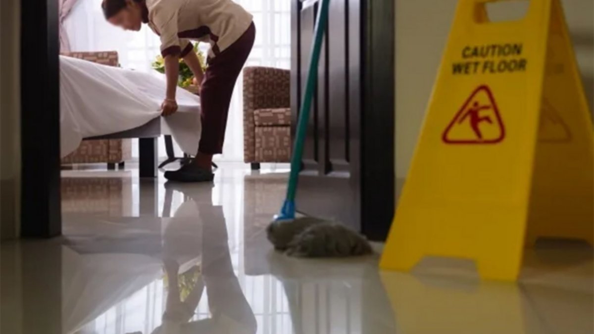 Indemnizarán a una mucama que subía 400 escalones por día