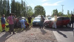 Provocó un choque y el hermano destrozó la ambulancia