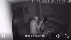 Sigilosamente entraron a una casa y se llevaron dos autos
