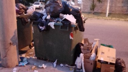 Vecinos indignados... esquina neuquina rebasada de basura