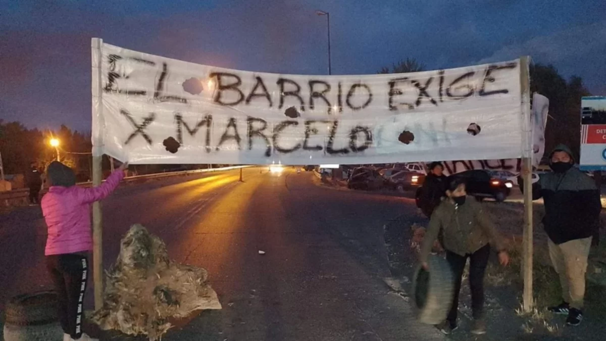 Cortaron el puente en Centenario para que liberen a un detenido