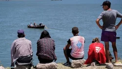 Lo perseguía la Policía, se tiró al río y desapareció