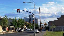 Dice que le cayó un semáforo encima, y reclama al Municipio