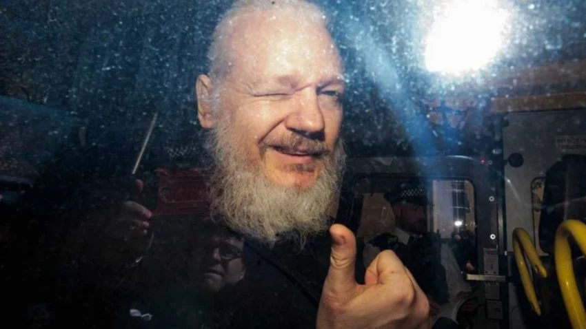 Julián Assange podrá casarse en la cárcel