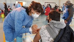 Los mayores de 40 años se suman a la tercera dosis
