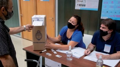 Un "cincuentón flaco, alto, canoso" votó en su mesa y quedó flechada