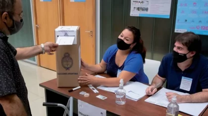 Un "cincuentón flaco, alto, canoso" votó en su mesa y quedó flechada