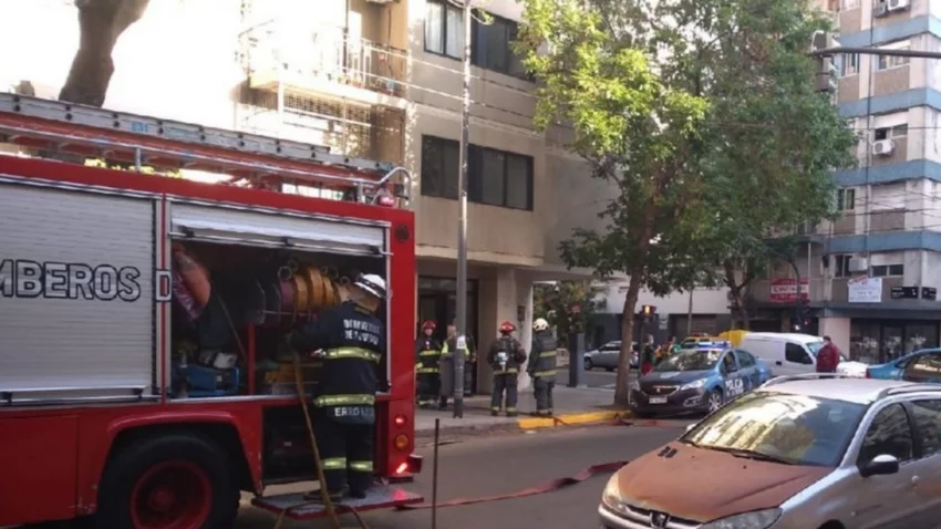 Fuego en departamento por escape de gas: se quemó un hombre
