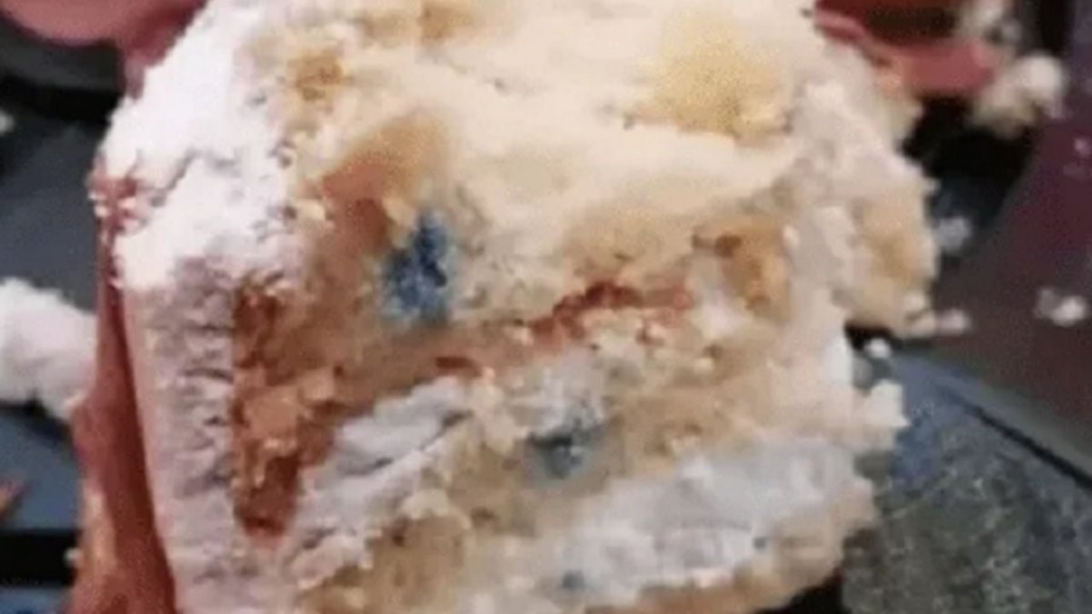 Rebelión en el súper: le vendieron una torta con hongos