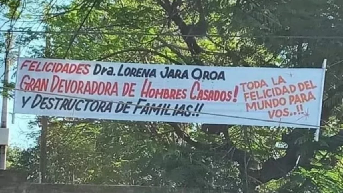 Le pusieron un pasacalles por "robamaridos", y se vengó