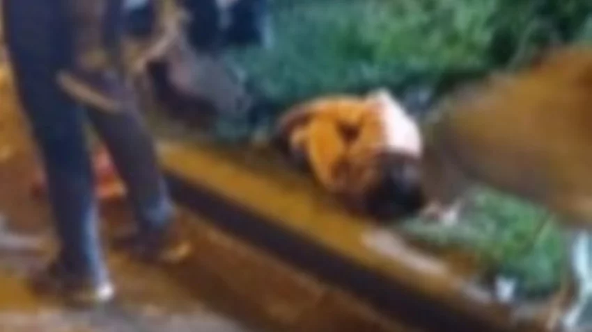 Ella de fiesta, y su nena durmiendo en la vereda
