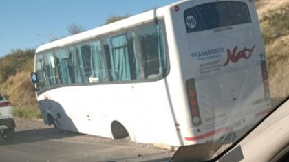 Transporte que llevaba alumnos neuquinos perdió una rueda